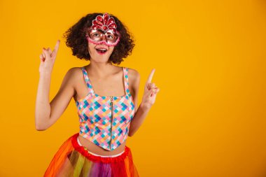 Güzel Brezilyalı kadın, karnaval kıyafetleri içinde, dans ediyor..