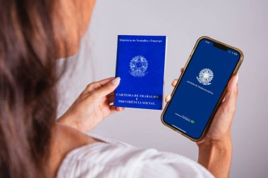 Çalışma kitabı ve akıllı telefon tutan eller. Resmi iş başvuruları, iş olanakları.