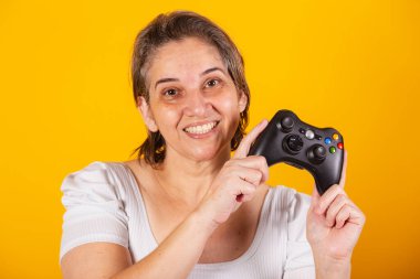 Yetişkin Brezilyalı kadın, anne, video oyunu kumandası, joystick. Oyuncu. Yakın plan fotoğraf..