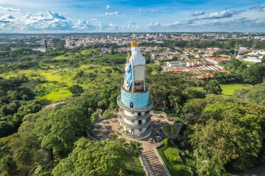 Salto, Sao Paulo, Brezilya - Şubat 2023: Salto 'nun havadan görünüşü, arka planda şehirli koruyucu azizin anıtı.