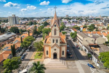 Salto, So Paulo, Brezilya - Şubat 2023: Salto 'nun havadan görünüşü, So Paulo. Serrat Dağı 'nın Leydisi Kilisesi