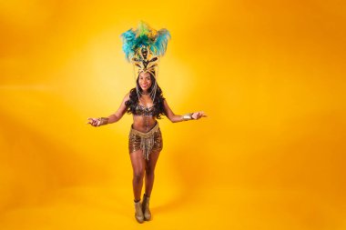 Yatay fotoğraf, tüm vücut, karnaval kıyafetleri içindeki siyah Brezilyalı kadın. Hoş geldiniz.,