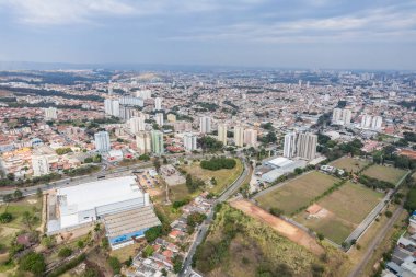 Sorocaba, Sao Paulo, Brezilya - Ağustos 2022: Sorocaba şehri hava görüntüsü, İHA tarafından yukarıdan görülen şehir.