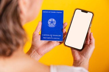 El ele tutuşma işi ve sosyal güvenlik kartı, resmi iş için Brezilya belgesi ve beyaz ekranlı akıllı telefon