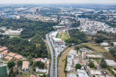 Sorocaba, Sao Paulo, Brezilya - Ağustos 2022: Sorocaba şehri hava görüntüsü, İHA tarafından yukarıdan görülen şehir.