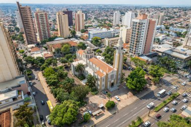 Batatais, So Paulo, Brezilya - Haziran 2022: Batatais şehri, Şehir Merkezi Meydanı ve Ana Kilise.