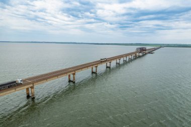 Tiet Nehri 'nin havadan ele geçirilmesi. Intermodal su yolu portu.