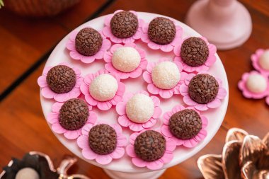 Yoğunlaştırılmış süt, Beijinho ve Brigadeiro 'ya dayalı Brezilya parti tatlısı. Doğum günleri ve düğünler için tatlılar.