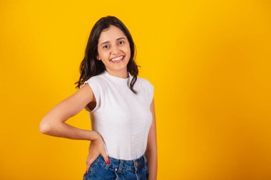 Elleri kalçasında Brezilyalı bir kadın..