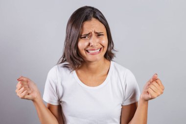 Yakın plan fotoğraf, Brezilyalı kadın, stresli, gergin, üzgün.