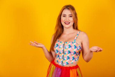 Brezilya 'lı kızıl saçlı, karnaval elbiseli, hoş geldin, kollarını aç..