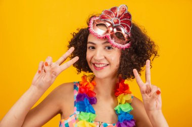 Güzel Brezilyalı bir kadın, karnaval kıyafetleri içinde, yüzünde yakın plan bir fotoğraf, selfie..