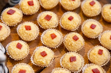 Lezzetli çocukların doğum günü şekerleri, brigadeiro, öpücük, hindistan cevizi şekeri, çilekli brigadeiro. Brezilya tatlısı