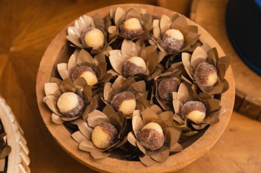 Karışık tugaylar ve ahşap bir konteyner. Geleneksel Brezilya tatlısıName.