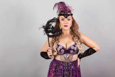 Yatay, yarı vücut pozu, karnaval kıyafetleri içindeki güzel Brezilyalı kadın. dans etmek.