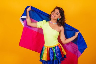 Güzel afro amerikan kadın karnaval kıyafetleri içinde biseksüel lgbt bayrağı taşıyor. Biseksüel gurur.
