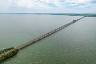 Tiet Nehri 'nin havadan ele geçirilmesi. Intermodal su yolu portu.