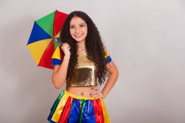 Genç bir kız, Brezilyalı, Frevo elbiseli, karnaval. Şemsiyeli ve belinde ellerle.
