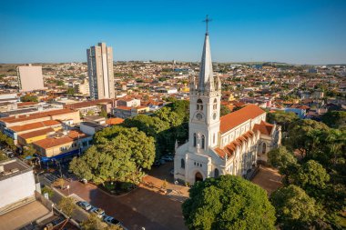 Batatais, So Paulo, Brezilya - Haziran 2022: Batatais şehri, Şehir Merkezi Meydanı ve Ana Kilise.