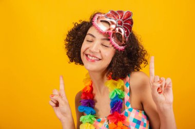 Güzel Brezilyalı kadın, karnaval kıyafetleri içinde, yüzünün yakından çekilmiş fotoğrafı, dans ediyor..