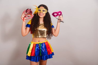 Genç bir kız, Brezilyalı, Frevo elbiseli, karnaval. Karnaval maskeleri taşıyordu.