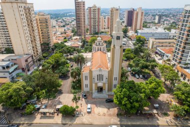 Batatais, So Paulo, Brezilya - Haziran 2022: Batatais şehri, Şehir Merkezi Meydanı ve Ana Kilise.