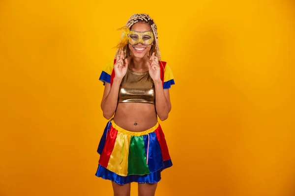 Schöne Schwarze Brasilianerin Karnevalskleidung Maske Gelber Hintergrund Daumen Drücken Wünschen — Stockfoto