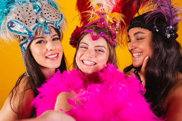 Drie Braziliaanse Vriendinnen Met Koninginnenkleren Van Samba School Carnaval Veren — Stockfoto