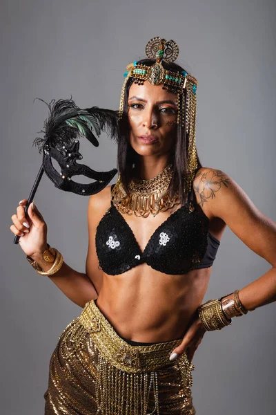 Tiro Vertical Meio Corpo Bela Mulher Brasileira Roupas Carnaval Posando — Fotografia de Stock