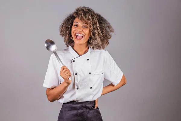 Genç Siyah Brezilyalı Kadın Aşçı Şef Restoran Üniforması Giyiyor Sosları — Stok fotoğraf
