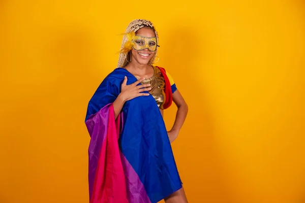 Schöne Schwarze Brasilianerin Karnevalskleidung Maske Gelber Hintergrund Bisexuelle Flagge Hochhalten — Stockfoto