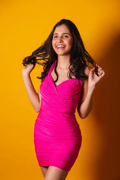 Brazylijka Różowej Sukience Żółtym Tle Fotograficznym Zdjęcie Pozowanie Zdjęciu Pionowym — Zdjęcie stockowe
