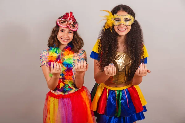 Braziliaanse Vriendinnen Gekleed Carnavalskleren Uitnodigende Handen — Stockfoto