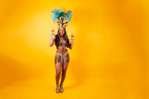 Foto Horizontal Cuerpo Completo Mujer Brasileña Negra Ropa Carnaval Bailando —  Fotos de Stock