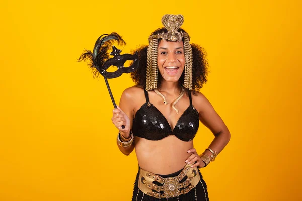 Piękna Czarna Brazylijka Stroju Karnawałowym Kleopatry Czarną Maską Uśmiechnięta — Zdjęcie stockowe