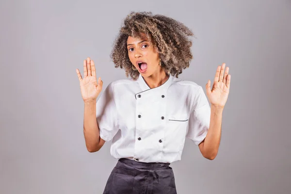 Genç Siyah Brezilyalı Kadın Aşçı Şef Restoran Üniforması Giyiyor Nanılmaz — Stok fotoğraf