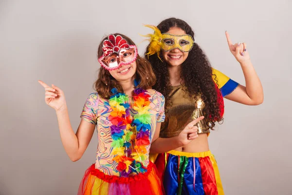 Des Amies Brésiliennes Vêtues Vêtements Carnaval Amitié Danse — Photo