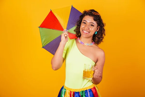 美しいアフロ アメリカ系ブラジル人女性カーニバルの服ビールとカラフルなパラソルのグラスを持ち — ストック写真