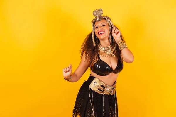 Horisontell Halv Kroppsbild Vacker Svart Brasiliansk Kvinna Karnevalskläder Dansar — Stockfoto