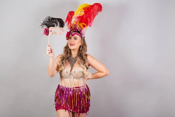 半身中弹 美丽的巴西女人在狂欢节的衣服 带着狂欢节面具 — 图库照片