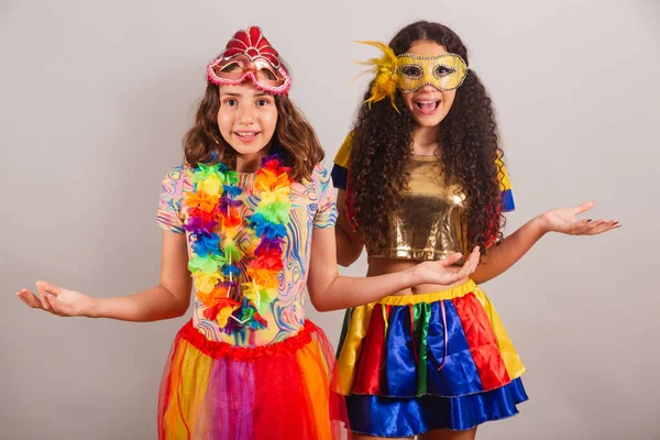 Brasilianische Freundinnen Karnevalskleidung Willkommen Offene Arme — Stockfoto