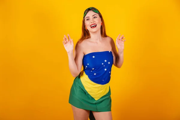 Brezilya Bayrağından Yapılmış Karnaval Kıyafetleri Içindeki Güzel Kızıl Saçlı Brezilyalı — Stok fotoğraf