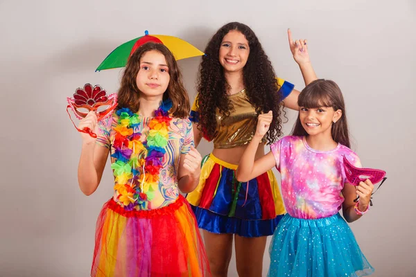 Βραζιλιάνες Φίλες Ντυμένες Ρούχα Καρναβαλιού Χορεύουν — Φωτογραφία Αρχείου