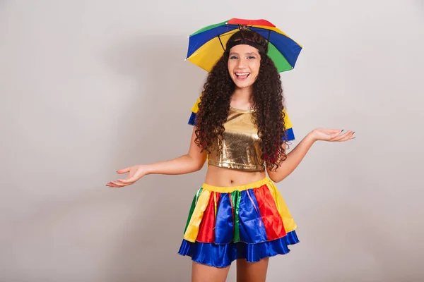 Giovane Ragazza Adolescente Brasiliana Con Abiti Frevo Carnevale Con Cappello — Foto Stock