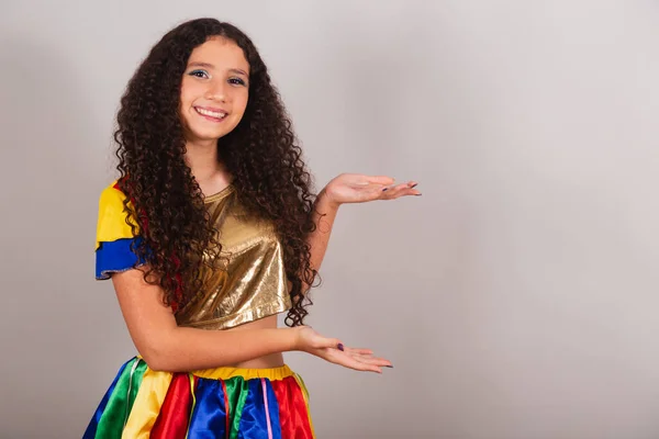 Genç Bir Kız Brezilyalı Frevo Elbiseli Karnaval Yanında Bir Şey — Stok fotoğraf