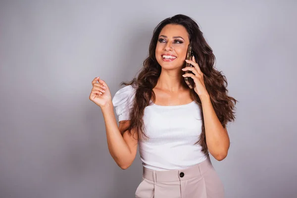 Красива Бразильська Жінка Тримає Смартфон Голосовий Дзвінок Розмовляючи — стокове фото