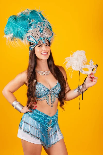 Mulher Brasileira Vestindo Roupas Carnaval Foto Vertical Para Uso Móvel — Fotografia de Stock