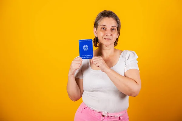 Femme Brésilienne Adulte Titulaire Une Carte Travail Sécurité Sociale Document — Photo