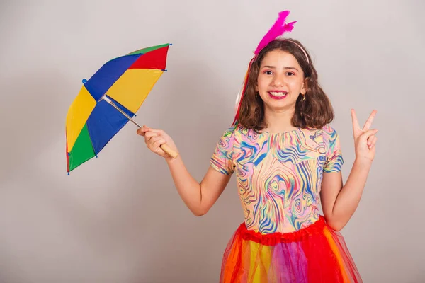 Brasilianisches Kind Mädchen Karnevalskleidung Mit Regenschirm Frieden Und Liebe Lächelnd — Stockfoto