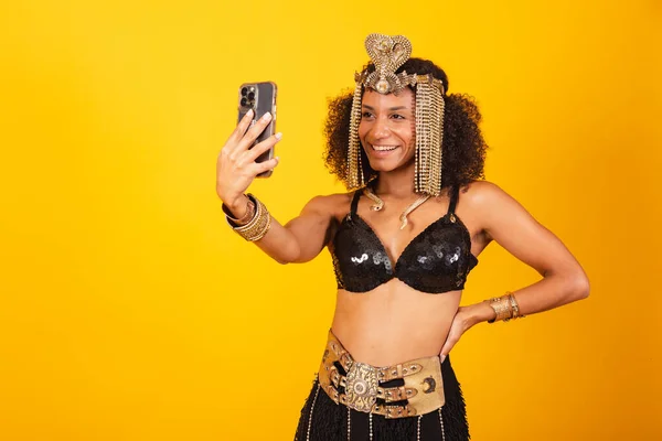 Schöne Schwarze Brasilianerin Kleopatra Karnevalskleidung Macht Selbstporträt Mit Smartphone — Stockfoto